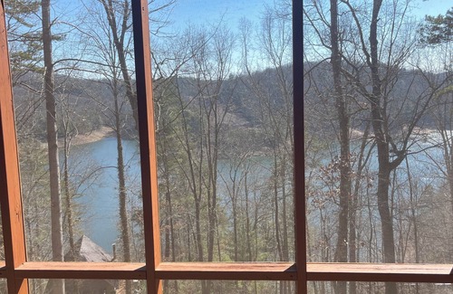 Unaka Cabina | Charming 2-bedroom cabin with WiFi in the the Smokey Mountains