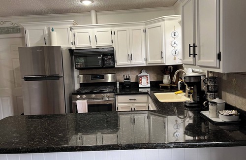 Royal Cabina | Charming 2-bedroom cabin with WiFi, fire pit, AC, pets welcome in quaint Royal