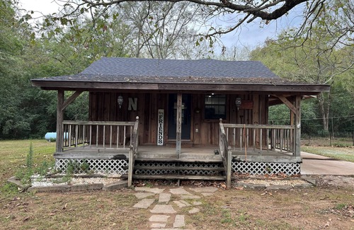 Royal Cabina | Charming 2-bedroom cabin with WiFi, fire pit, AC, pets welcome in quaint Royal