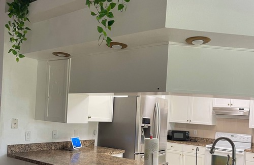 Bearss Plaza Chalet De Esquí | Charming 2-bedroom chalet with WiFi, AC in lovely Tampa