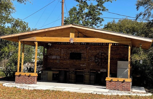 Bearss Plaza Chalet De Esquí | Charming 2-bedroom chalet with WiFi, AC in lovely Tampa