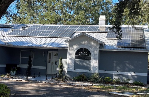 Bearss Plaza Chalet De Esquí | Charming 2-bedroom chalet with WiFi, AC in lovely Tampa