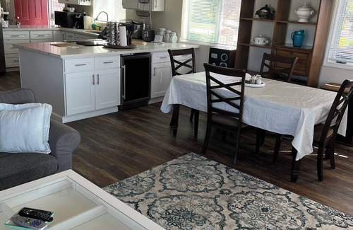 Clearlake Cabaña | Charming 2-bedroom cottage with AC and WiFi in Clearlake ON THE LAKEFRONT