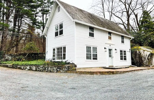Cortlandt Cabaña | Charming 2-bedroom cottage in Cortlandt with WiFi access