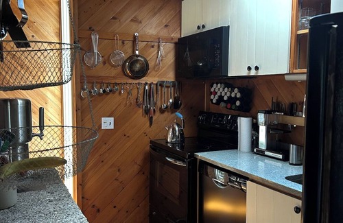 Spruce Head Cabaña | Charming 2-bedroom cottage on the ocean with private beach & pool
