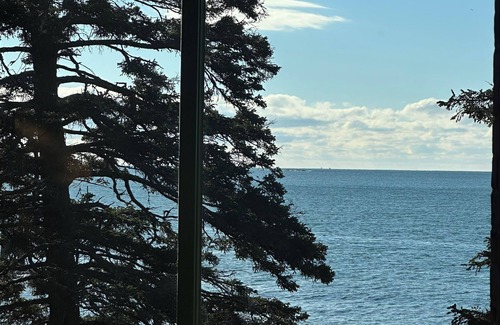 Spruce Head Cabaña | Charming 2-bedroom cottage on the ocean with private beach & pool