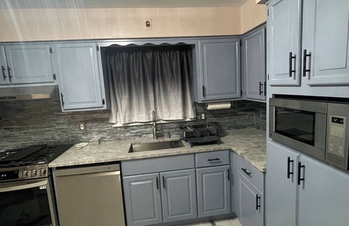 Vauxhall Condominio | Charming 2-bedroom condo, 10 minutes from Newark airport, with private parking.