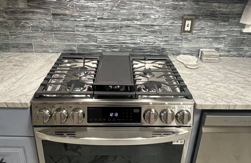 Vauxhall Condominio | Charming 2-bedroom condo, 10 minutes from Newark airport, with private parking.