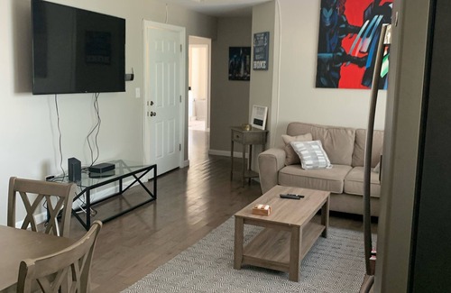Chelsea Condominio | Charming 2-bedroom condo in delightful Chelsea with WiFi, AC