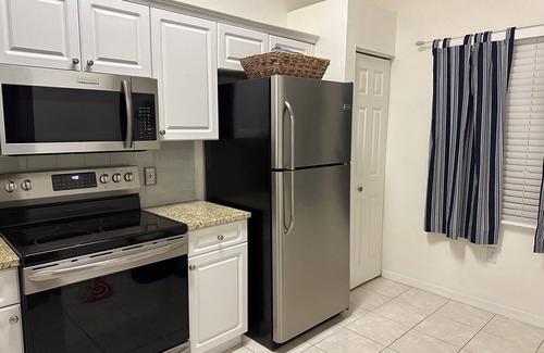 Naples Condominio | Charming 2-bedroom condo in brilliant Naples with WiFi, AC, fitness room
