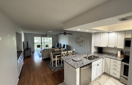 Venice Gardens Condominio | Charming 2-bedroom condo with AC, WiFi, in Venice, 2 miles from Venice Island.