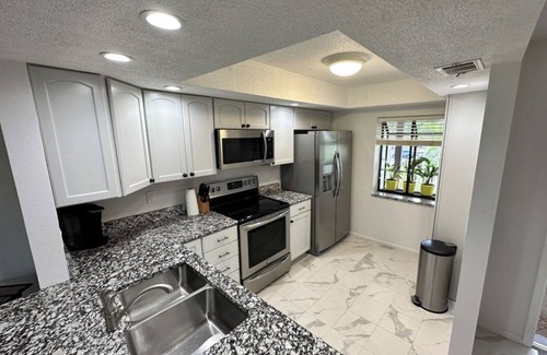 Venice Gardens Condominio | Charming 2-bedroom condo with AC, WiFi, in Venice, 2 miles from Venice Island.
