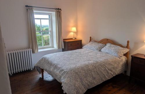 Skibbereen Casa | Charming 2 bedroom Cottage near Skibbereen with stove and views