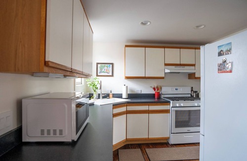 Downtown Columbus Cabaña | Charming 2-bedroom cottage with WiFi, AC, in the heart of German Village