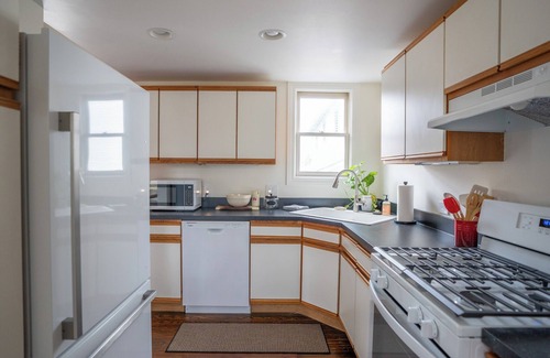 Downtown Columbus Cabaña | Charming 2-bedroom cottage with WiFi, AC, in the heart of German Village