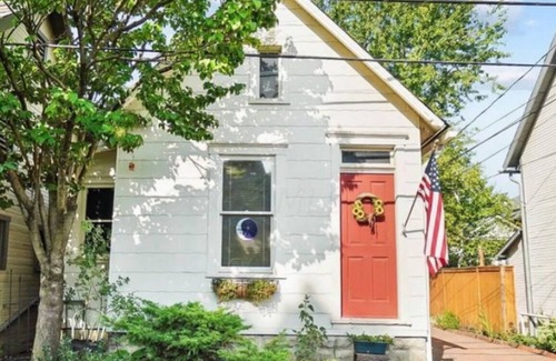Downtown Columbus Cabaña | Charming 2-bedroom cottage with WiFi, AC, in the heart of German Village