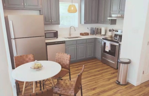 Fairhope Cabaña | Charming 2-Bedroom Cottage Nestled Under Oak Trees