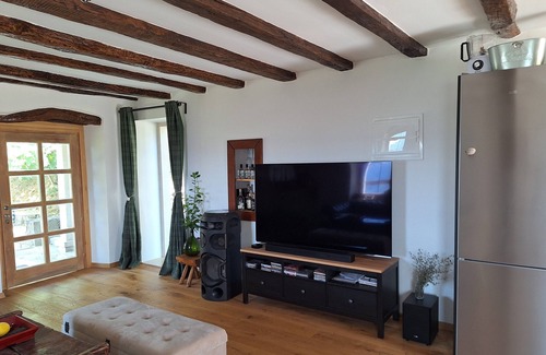 Oprtalj Cabaña | Charming 2-bedroom cottage with swimmingpool in welcoming Oprtalj with WiFi, AC
