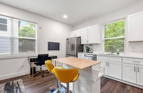 Atlanta Cabaña | Charming 2-bedroom cottage in amazing Atlanta with fitness room, WiFi