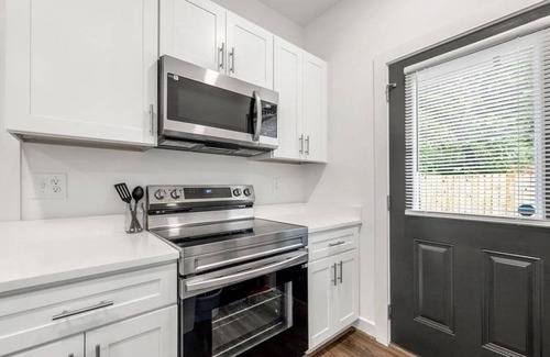 Atlanta Cabaña | Charming 2-bedroom cottage in amazing Atlanta with fitness room, WiFi