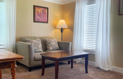 Blair Heights Cabaña | Charming 2-bedroom cottage with WiFi and AC in peaceful Madison
