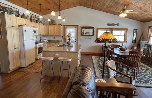 Milford Casa | Charming 2 bedroom cottage overlooking Arnold Lake under 10 min to CDP