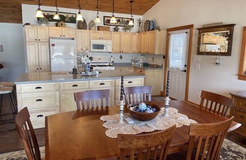 Milford Casa | Charming 2 bedroom cottage overlooking Arnold Lake under 10 min to CDP