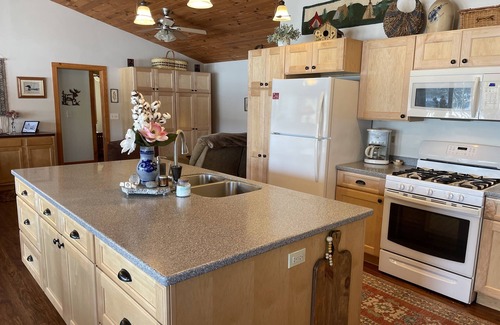 Milford Casa | Charming 2 bedroom cottage overlooking Arnold Lake under 10 min to CDP