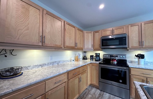 Trenton Cabaña | Charming 2-bedroom cottage with AC and WiFi in Trenton 15 min from Acadia park
