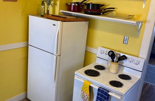 Winslow Cabaña | Charming 2-bedroom cottage in Winslow with Window AC's, heat, WiFi