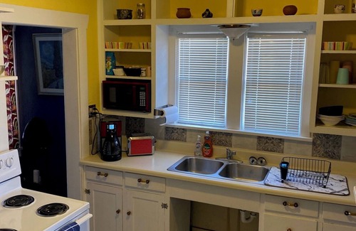 Winslow Cabaña | Charming 2-bedroom cottage in Winslow with Window AC's, heat, WiFi