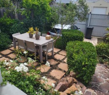 Sunnydale Apartamento | Charming 2 Bedroom Cottage in Noordhoek surrounds