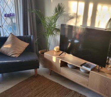 Sunnydale Apartamento | Charming 2 Bedroom Cottage in Noordhoek surrounds
