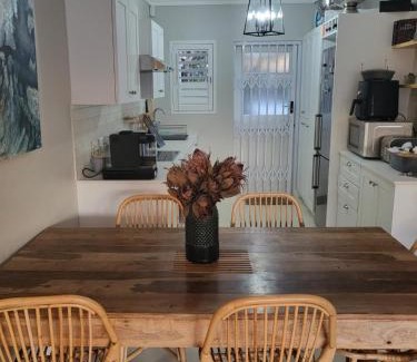 Sunnydale Apartamento | Charming 2 Bedroom Cottage in Noordhoek surrounds