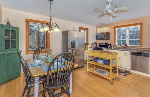 Accord Cabaña | Charming 2-bedroom cottage with large deck in beautiful Accord NY.