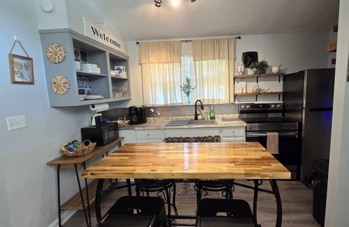 Molena Cabaña | Charming 2-bedroom cottage in Molena Ga. Family & pet friendly.