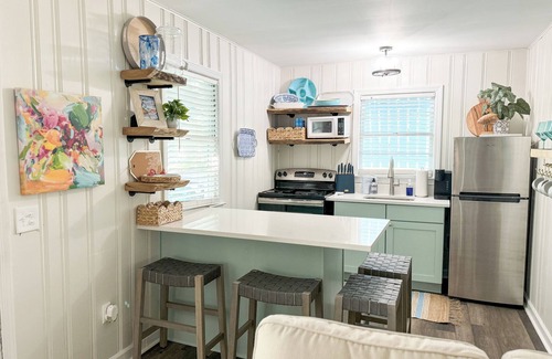 Smith Mountain Lake Apartamento | Charming 2-bedroom Cottage located at Va Dare and Portside Bar! Sleeps 4