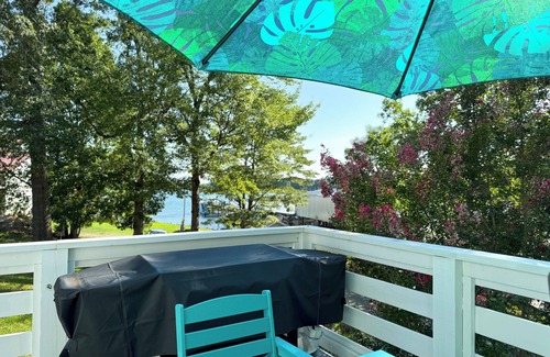 Smith Mountain Lake Apartamento | Charming 2-bedroom Cottage located at Va Dare and Portside Bar! Sleeps 4