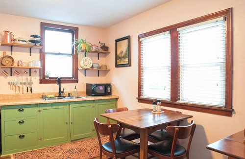 Peoria Cabaña | Charming 2-bedroom cottage in delightful Peoria with WiFi, AC