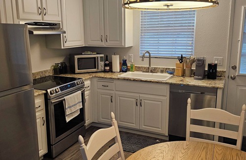 Boyes Hot Springs Cabaña | Charming 2-bedroom cottage in gated community with AC, pool, enclosed patio WiFi