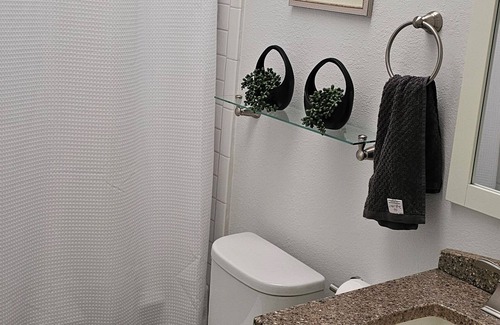 Boyes Hot Springs Cabaña | Charming 2-bedroom cottage in gated community with AC, pool, enclosed patio WiFi