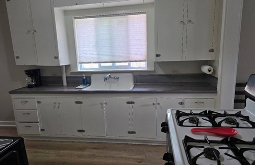 Craig Cabaña | Charming 2-bedroom cottage in Craig-Walk to Shops, Dining & Downtown Activities