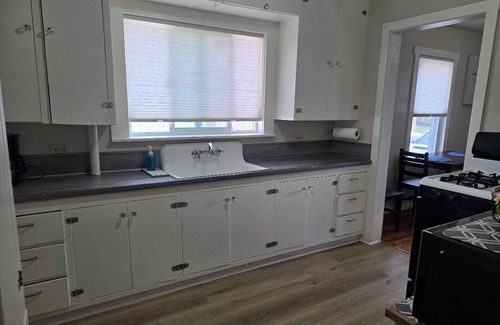 Craig Cabaña | Charming 2-bedroom cottage in Craig-Walk to Shops, Dining & Downtown Activities