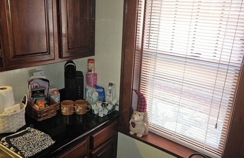 St. Louis Casa | Charming 2-bedroom, cozy bungalow with sunroom in fabulous St. Louis with WiFi