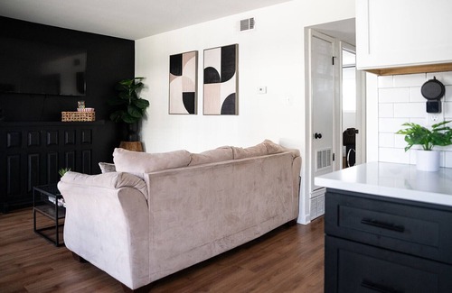 Medical District Apartamento | Charming 2-bedroom downtown apartment with WiFi, AC, & Free Parking