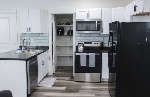 Smithfield Apartamento | Charming 2-bedroom, family and pet-friendly basement apartment.