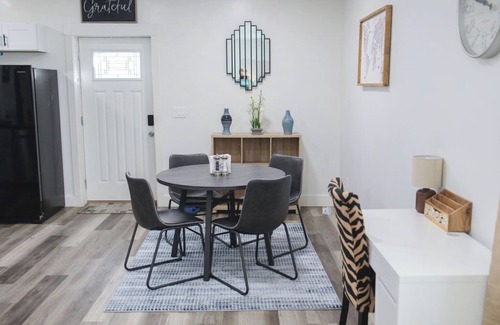 Smithfield Apartamento | Charming 2-bedroom, family and pet-friendly basement apartment.