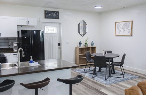 Smithfield Apartamento | Charming 2-bedroom, family and pet-friendly basement apartment.