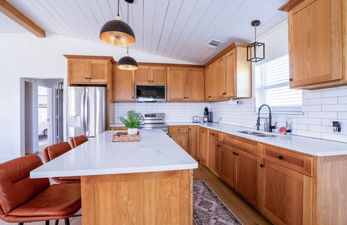 Miller Grove Otro | Charming 2-bedroom farmhouse on 30 acres