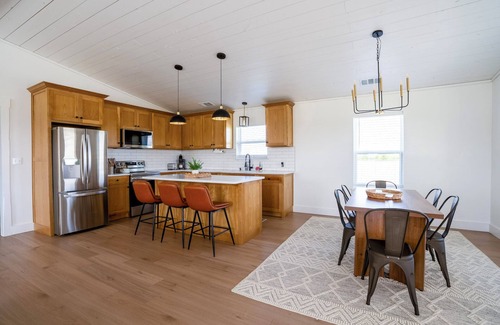 Miller Grove Otro | Charming 2-bedroom farmhouse on 30 acres